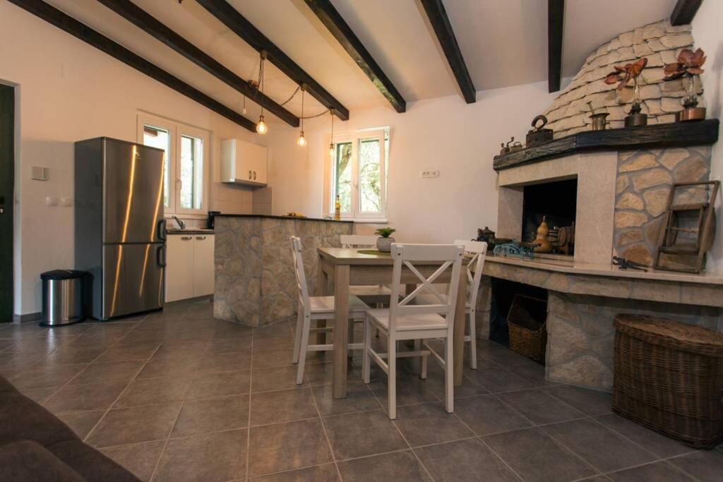 Lodge Jomi Kastel Novi Ngoại thất bức ảnh